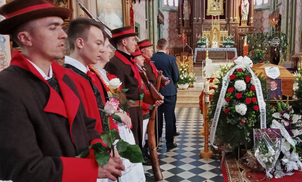 Kurpiowszczyzna żegna wybitnego artystę. Ostatnia droga ś.p. Czesława Drząszcza [17.05.2022] - zdjęcie #7 - eOstroleka.pl