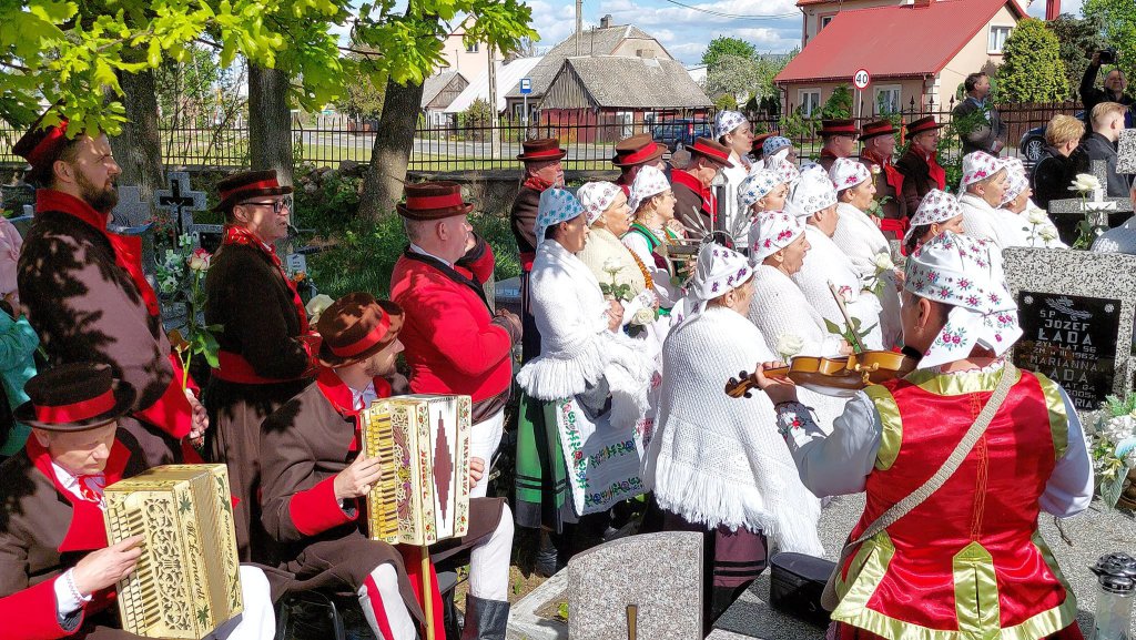 Kurpiowszczyzna żegna wybitnego artystę. Ostatnia droga ś.p. Czesława Drząszcza [17.05.2022] - zdjęcie #4 - eOstroleka.pl
