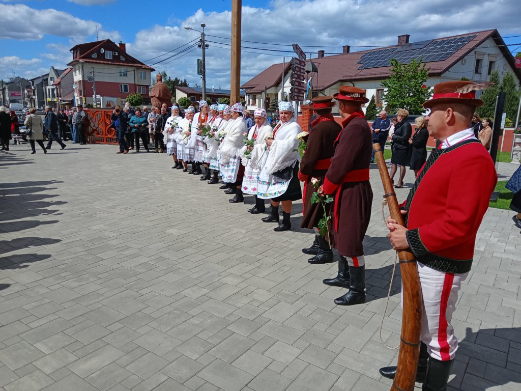 Kurpiowszczyzna żegna wybitnego artystę. Ostatnia droga ś.p. Czesława Drząszcza [17.05.2022] - zdjęcie #2 - eOstroleka.pl