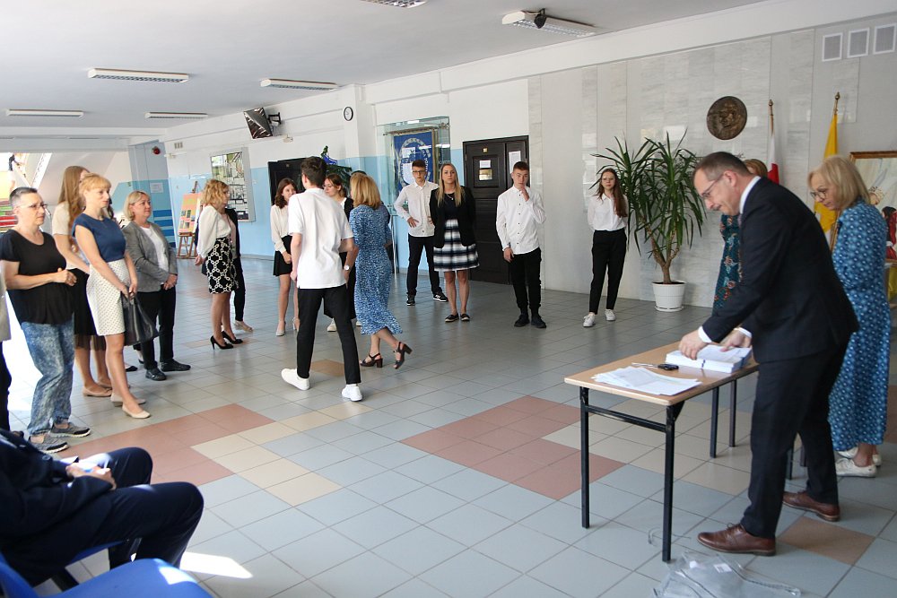 Wystartowały egzaminy ósmoklasisty. Dziś język polski [24.05.2022] - zdjęcie #16 - eOstroleka.pl