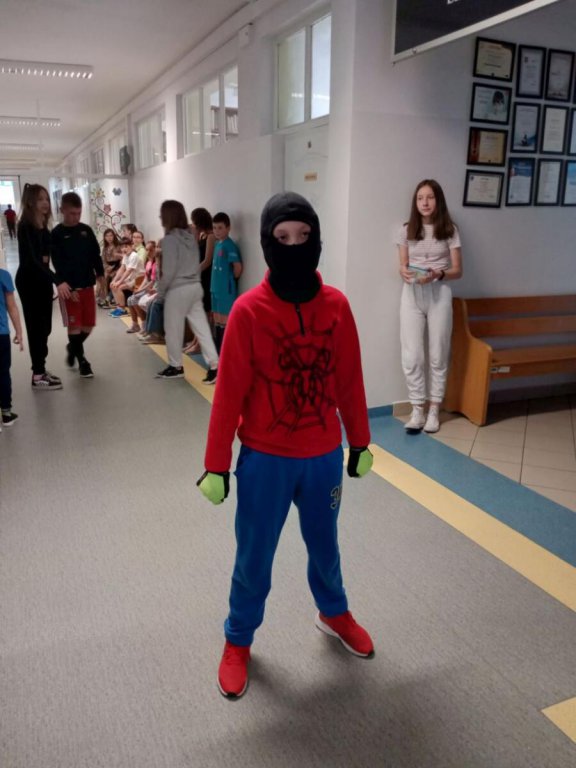 “Dzień Idola” w czwórce. Uczniowie wcielali się w role osób, które podziwiają [13.05.2022] - zdjęcie #25 - eOstroleka.pl