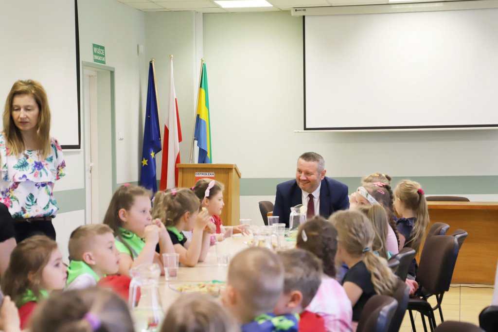 Wizyta przedszkolaków w Urzędzie Miasta Ostrołęki - zdjęcie #1 - eOstroleka.pl