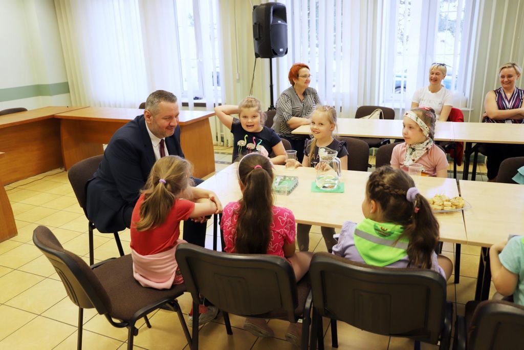 Wizyta przedszkolaków w Urzędzie Miasta Ostrołęki - zdjęcie #4 - eOstroleka.pl