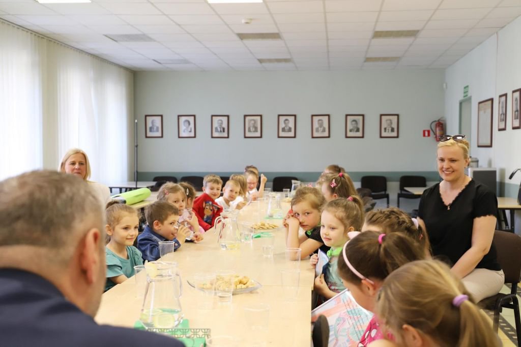 Wizyta przedszkolaków w Urzędzie Miasta Ostrołęki - zdjęcie #5 - eOstroleka.pl
