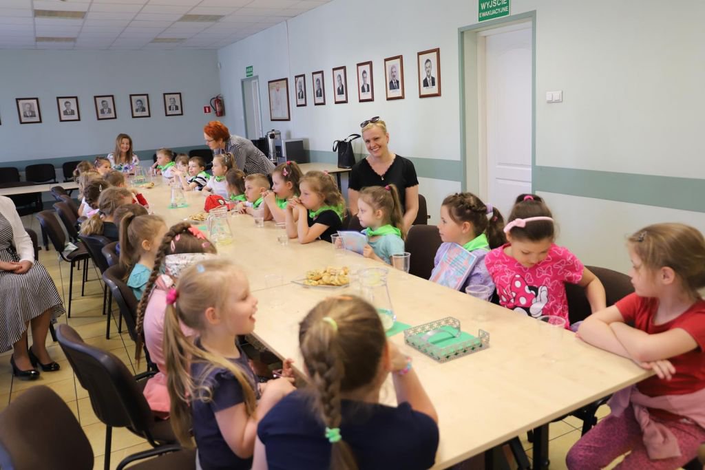Wizyta przedszkolaków w Urzędzie Miasta Ostrołęki - zdjęcie #6 - eOstroleka.pl