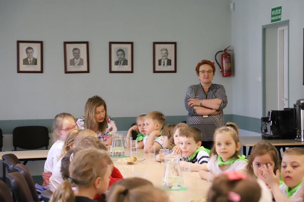 Wizyta przedszkolaków w Urzędzie Miasta Ostrołęki - zdjęcie #7 - eOstroleka.pl