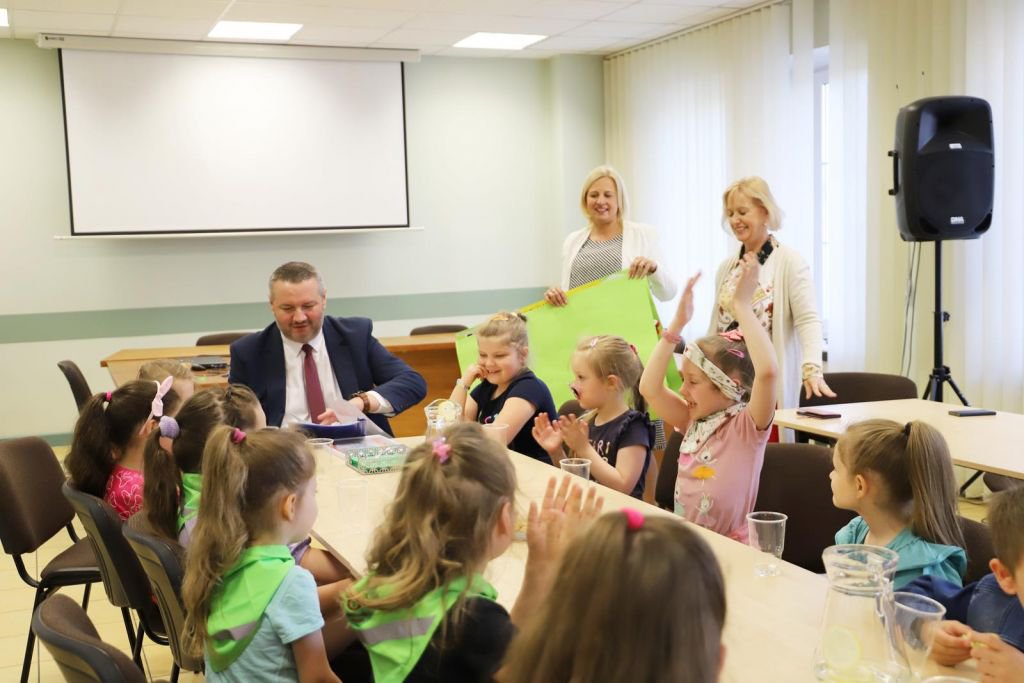 Wizyta przedszkolaków w Urzędzie Miasta Ostrołęki - zdjęcie #10 - eOstroleka.pl