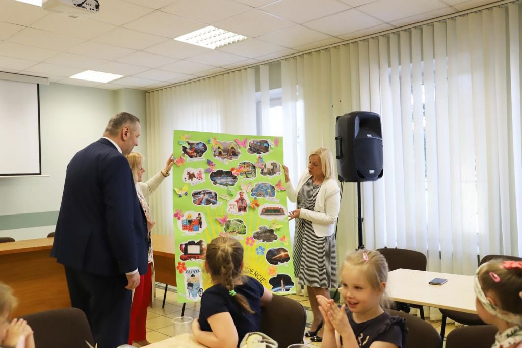 Wizyta przedszkolaków w Urzędzie Miasta Ostrołęki - zdjęcie #12 - eOstroleka.pl