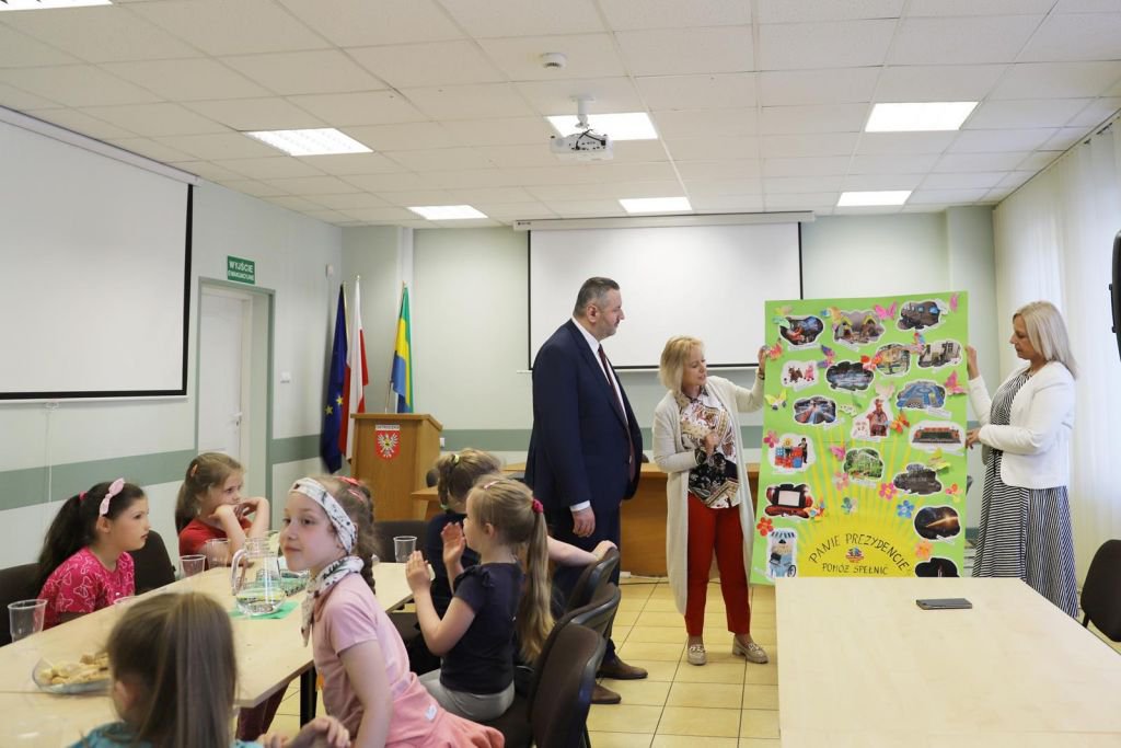 Wizyta przedszkolaków w Urzędzie Miasta Ostrołęki - zdjęcie #13 - eOstroleka.pl