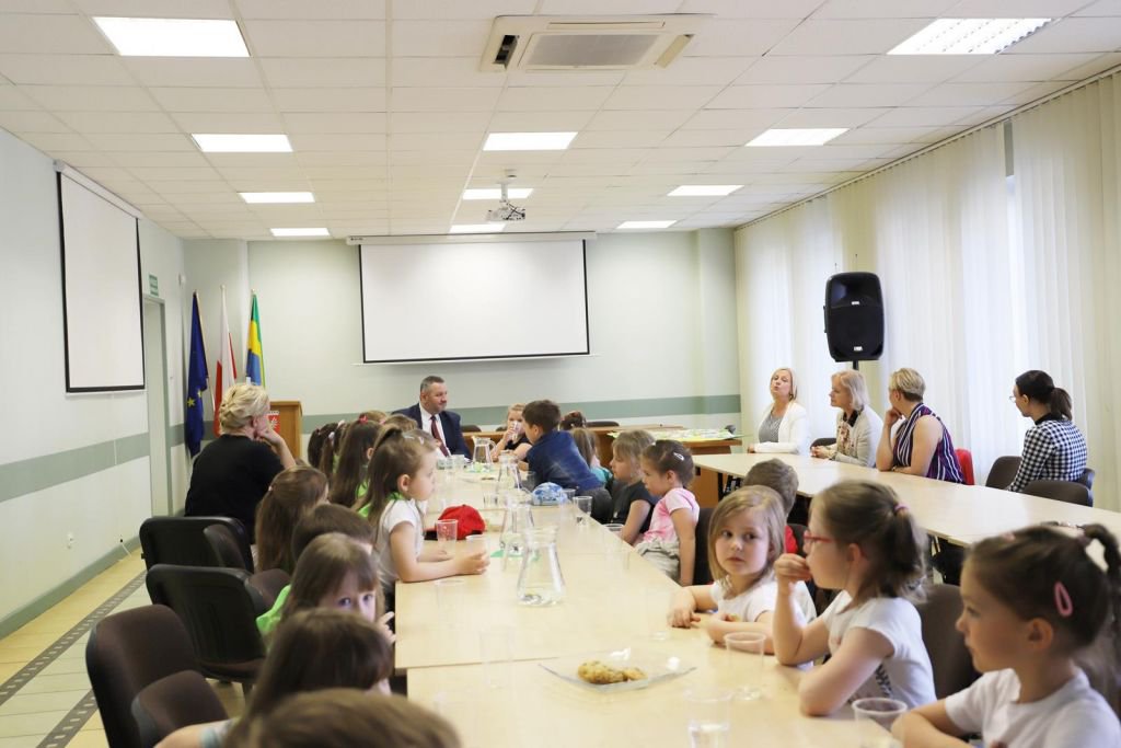 Wizyta przedszkolaków w Urzędzie Miasta Ostrołęki - zdjęcie #14 - eOstroleka.pl