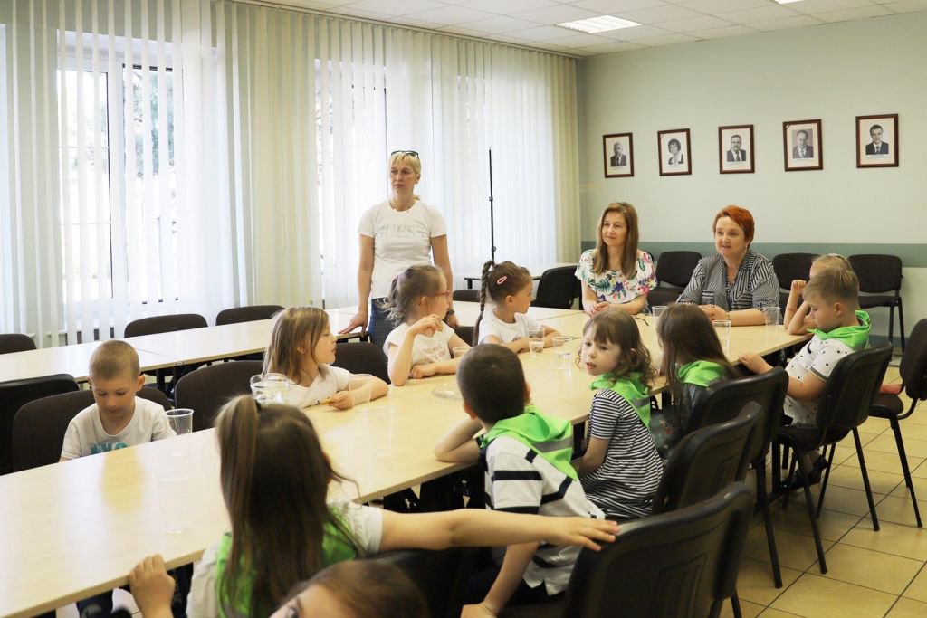 Wizyta przedszkolaków w Urzędzie Miasta Ostrołęki - zdjęcie #15 - eOstroleka.pl