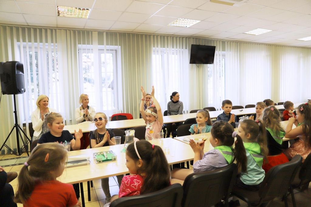 Wizyta przedszkolaków w Urzędzie Miasta Ostrołęki - zdjęcie #16 - eOstroleka.pl