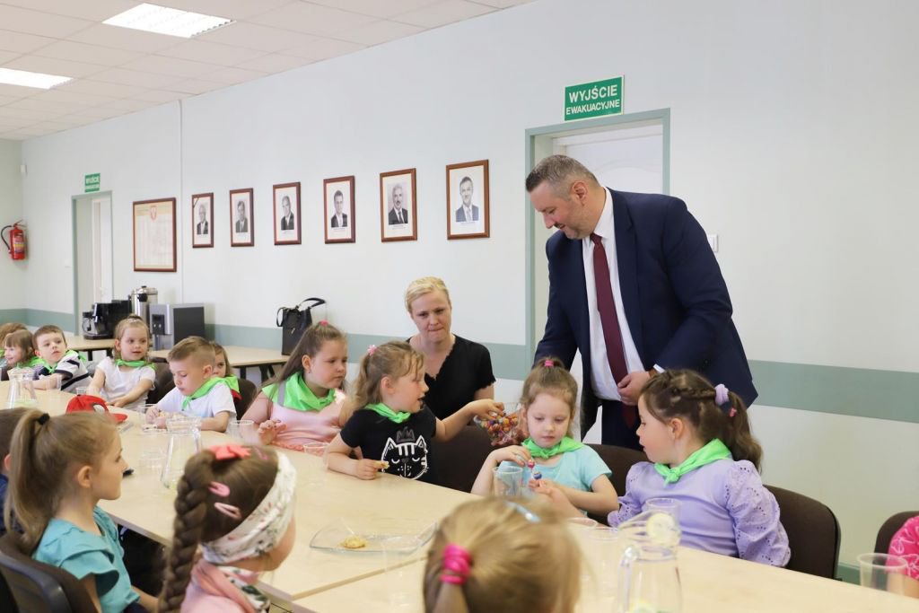 Wizyta przedszkolaków w Urzędzie Miasta Ostrołęki - zdjęcie #17 - eOstroleka.pl