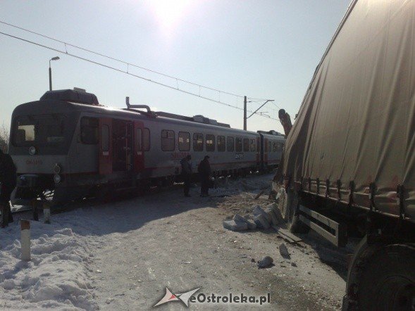 Zderzenie pociągu z TIR-em - zdjęcie #3 - eOstroleka.pl