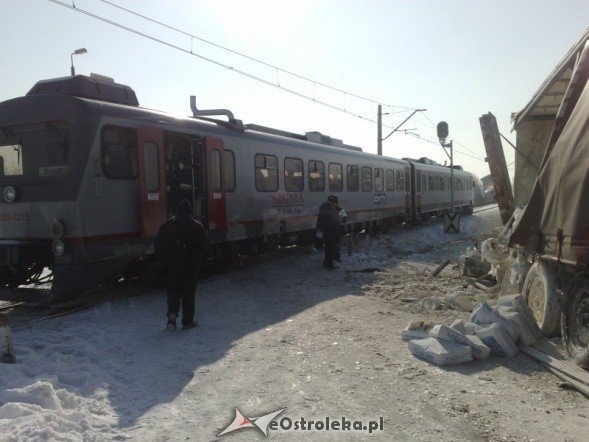 Zderzenie pociągu z TIR-em - zdjęcie #5 - eOstroleka.pl