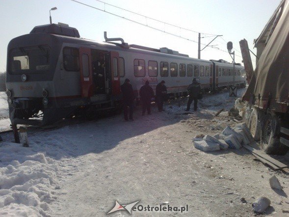 Zderzenie pociągu z TIR-em - zdjęcie #3 - eOstroleka.pl