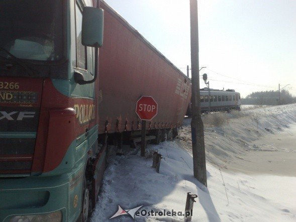 Zderzenie pociągu z TIR-em - zdjęcie #2 - eOstroleka.pl