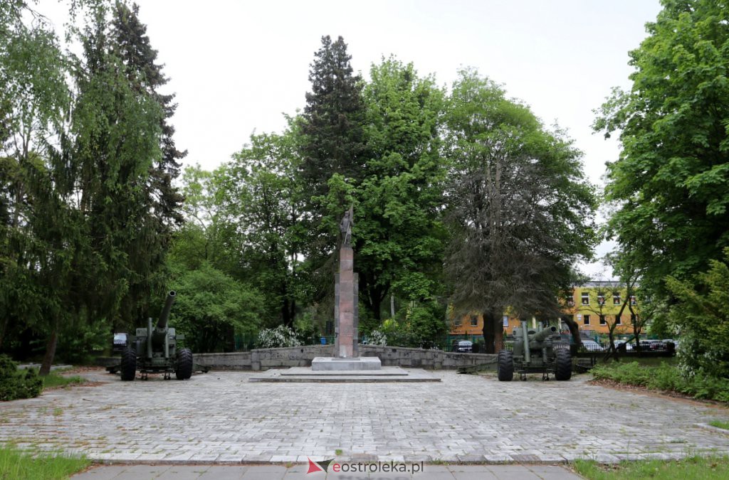 Cmentarz żołnierzy radzieckich w Ostrołęce [25.05.2022] - zdjęcie #3 - eOstroleka.pl