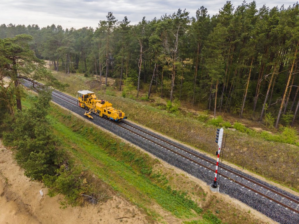 Trasa kolejowa Ostrołęka – Chorzele. Maszyny szykują tor do podróży - zdjęcie #4 - eOstroleka.pl