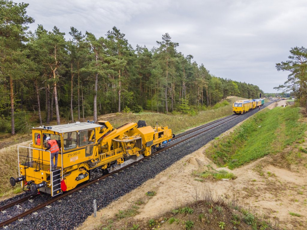 Trasa kolejowa Ostrołęka – Chorzele. Maszyny szykują tor do podróży - zdjęcie #7 - eOstroleka.pl