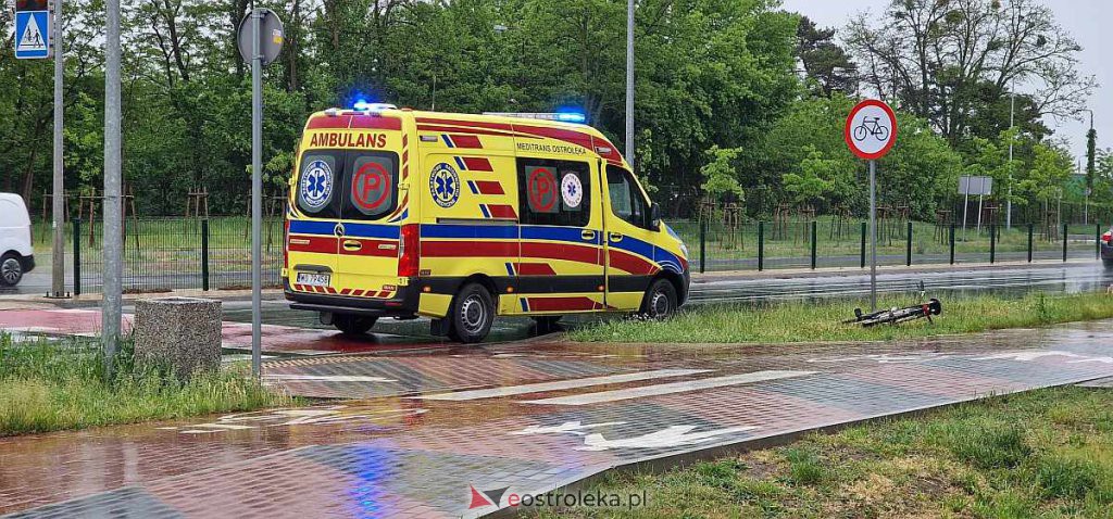 Wypadek przy aquaparku. Rowerzysta zabrany do szpitala [25.05.2022] - zdjęcie #1 - eOstroleka.pl