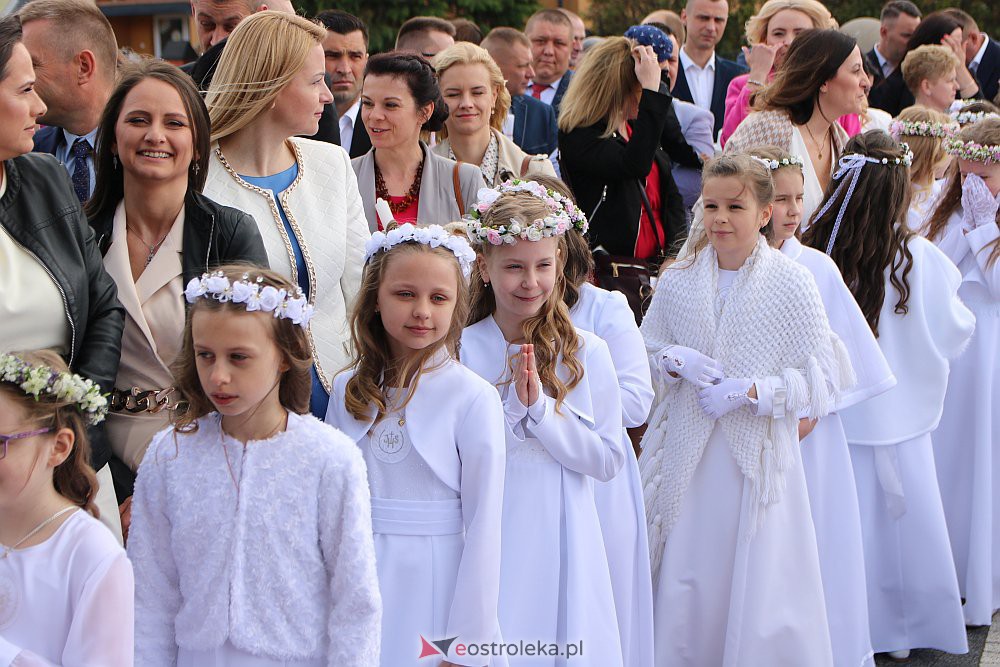 Pierwsza Komunia Święta w kościele pw. NMP Królowej Rodzin [29.05.2022] - zdjęcie #39 - eOstroleka.pl
