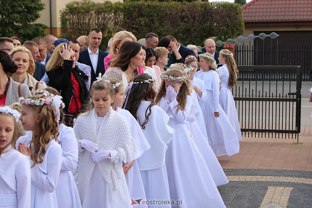 Pierwsza Komunia Święta w kościele pw. NMP Królowej Rodzin [29.05.2022] - zdjęcie #40 - eOstroleka.pl