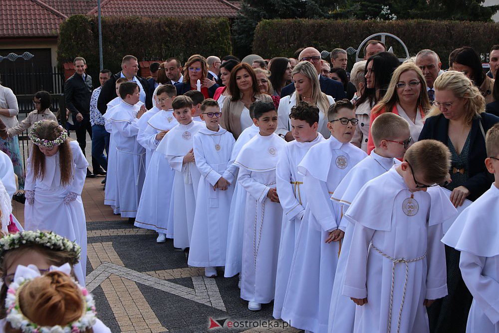 Pierwsza Komunia Święta w kościele pw. NMP Królowej Rodzin [29.05.2022] - zdjęcie #45 - eOstroleka.pl