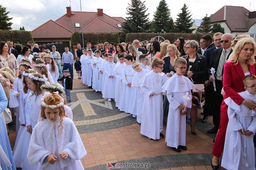 Pierwsza Komunia Święta w kościele pw. NMP Królowej Rodzin [29.05.2022] - zdjęcie #46 - eOstroleka.pl