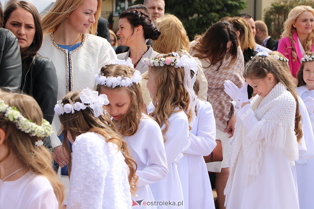 Pierwsza Komunia Święta w kościele pw. NMP Królowej Rodzin [29.05.2022] - zdjęcie #50 - eOstroleka.pl