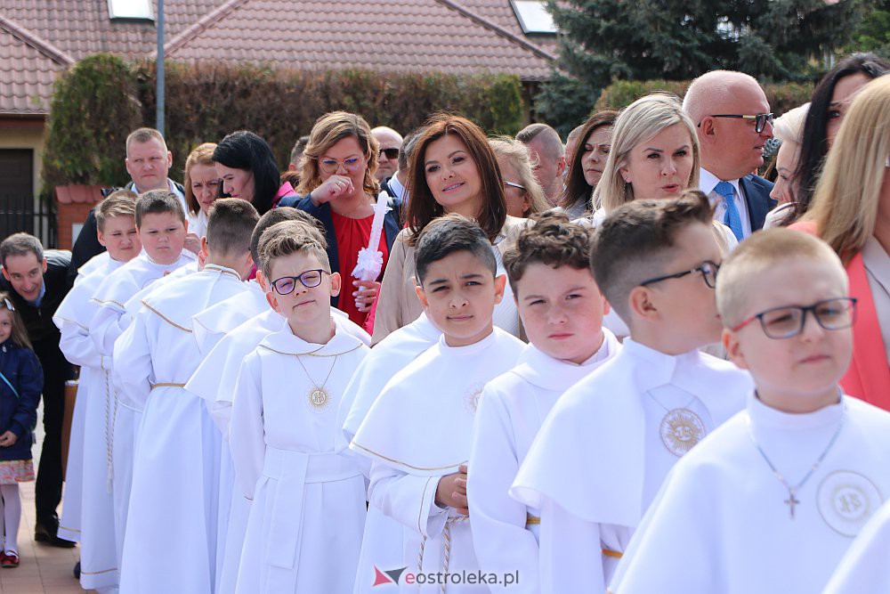 Pierwsza Komunia Święta w kościele pw. NMP Królowej Rodzin [29.05.2022] - zdjęcie #51 - eOstroleka.pl