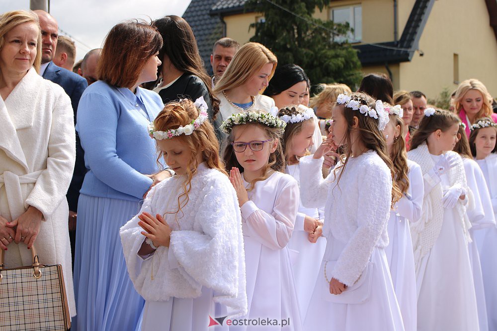 Pierwsza Komunia Święta w kościele pw. NMP Królowej Rodzin [29.05.2022] - zdjęcie #53 - eOstroleka.pl