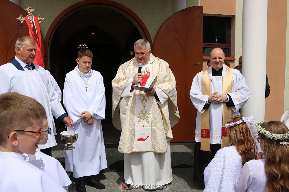 Pierwsza Komunia Święta w kościele pw. NMP Królowej Rodzin [29.05.2022] - zdjęcie #56 - eOstroleka.pl