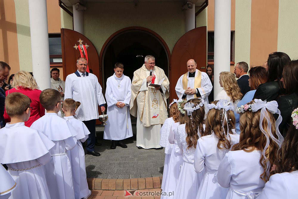 Pierwsza Komunia Święta w kościele pw. NMP Królowej Rodzin [29.05.2022] - zdjęcie #58 - eOstroleka.pl