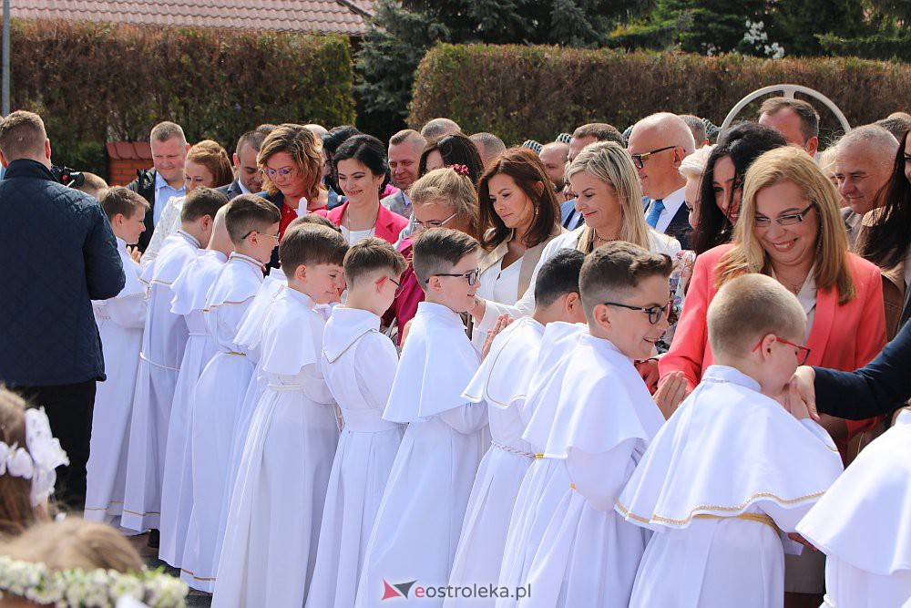 Pierwsza Komunia Święta w kościele pw. NMP Królowej Rodzin [29.05.2022] - zdjęcie #60 - eOstroleka.pl
