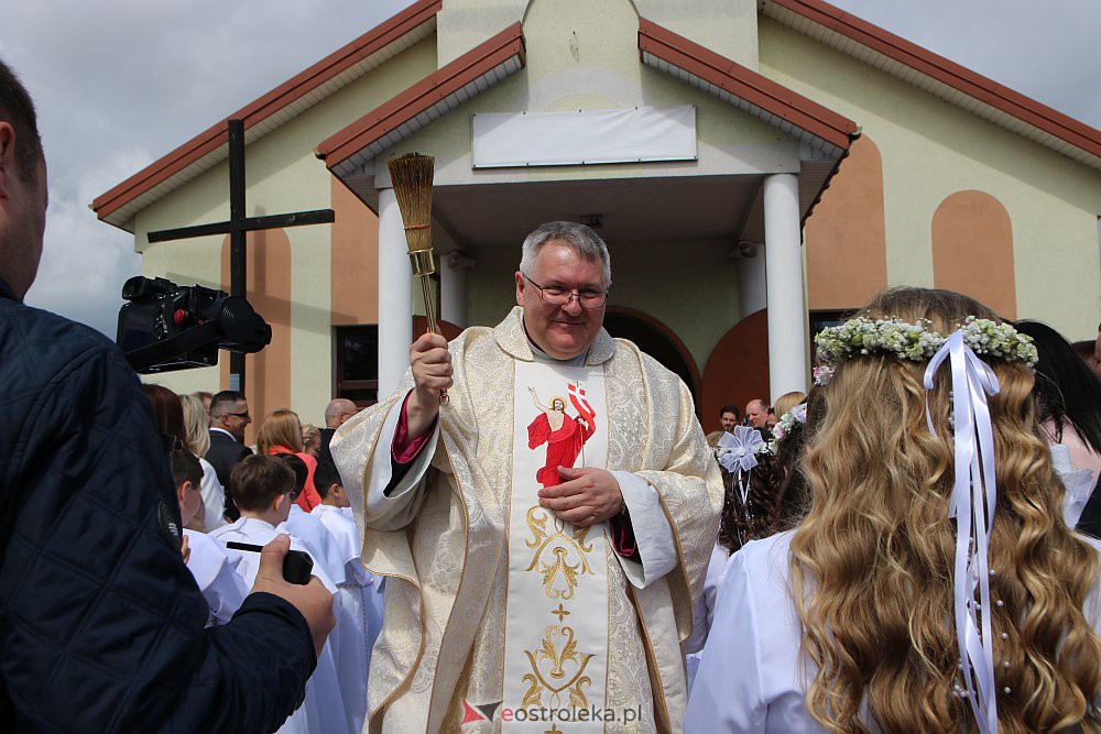 Pierwsza Komunia Święta w kościele pw. NMP Królowej Rodzin [29.05.2022] - zdjęcie #63 - eOstroleka.pl