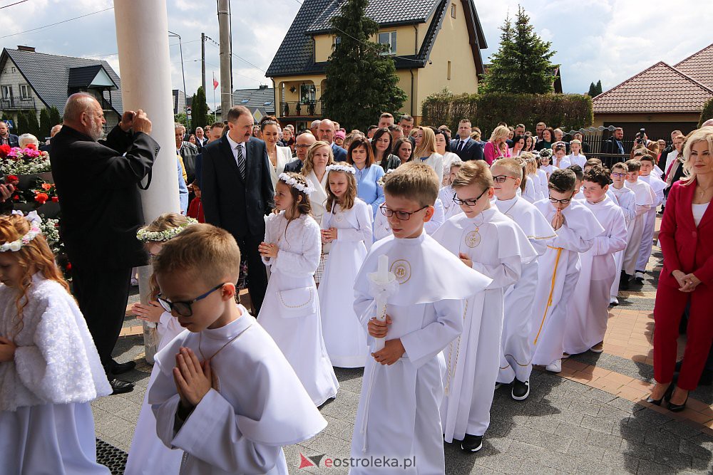Pierwsza Komunia Święta w kościele pw. NMP Królowej Rodzin [29.05.2022] - zdjęcie #65 - eOstroleka.pl