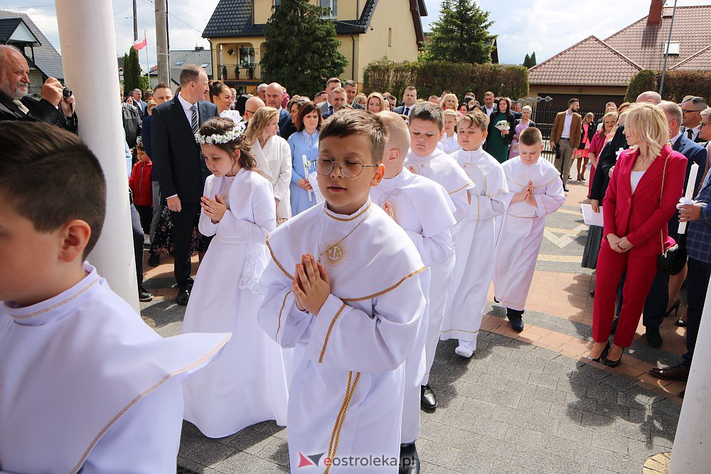 Pierwsza Komunia Święta w kościele pw. NMP Królowej Rodzin [29.05.2022] - zdjęcie #77 - eOstroleka.pl