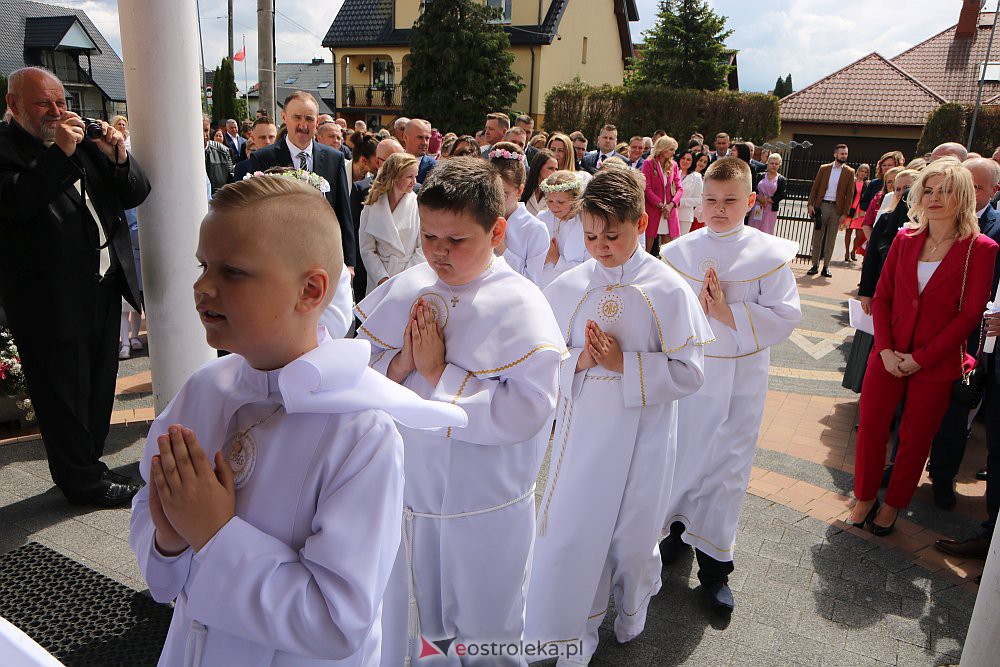 Pierwsza Komunia Święta w kościele pw. NMP Królowej Rodzin [29.05.2022] - zdjęcie #20 - eOstroleka.pl