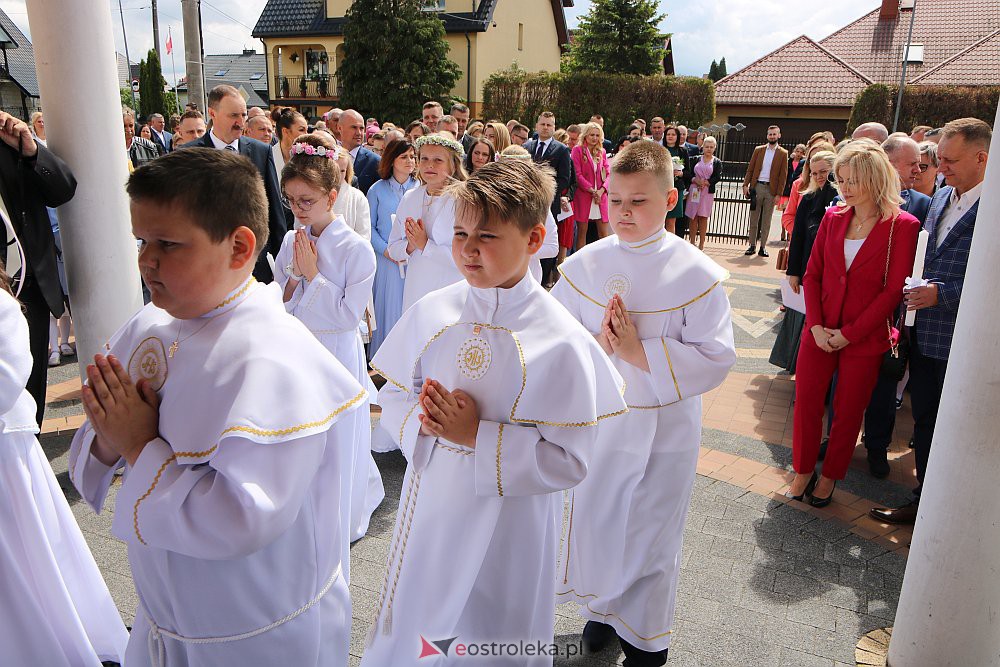 Pierwsza Komunia Święta w kościele pw. NMP Królowej Rodzin [29.05.2022] - zdjęcie #80 - eOstroleka.pl