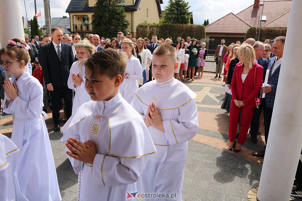 Pierwsza Komunia Święta w kościele pw. NMP Królowej Rodzin [29.05.2022] - zdjęcie #81 - eOstroleka.pl