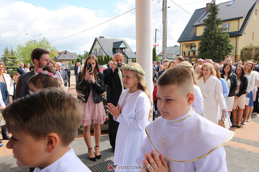 Pierwsza Komunia Święta w kościele pw. NMP Królowej Rodzin [29.05.2022] - zdjęcie #82 - eOstroleka.pl