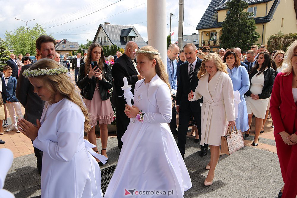 Pierwsza Komunia Święta w kościele pw. NMP Królowej Rodzin [29.05.2022] - zdjęcie #83 - eOstroleka.pl