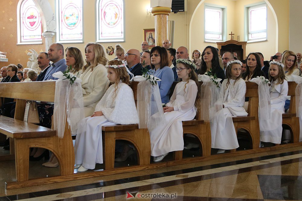 Pierwsza Komunia Święta w kościele pw. NMP Królowej Rodzin [29.05.2022] - zdjęcie #86 - eOstroleka.pl
