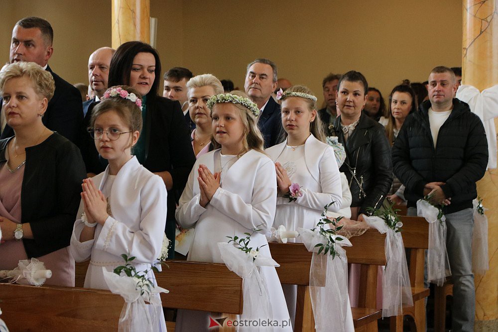 Pierwsza Komunia Święta w kościele pw. NMP Królowej Rodzin [29.05.2022] - zdjęcie #94 - eOstroleka.pl