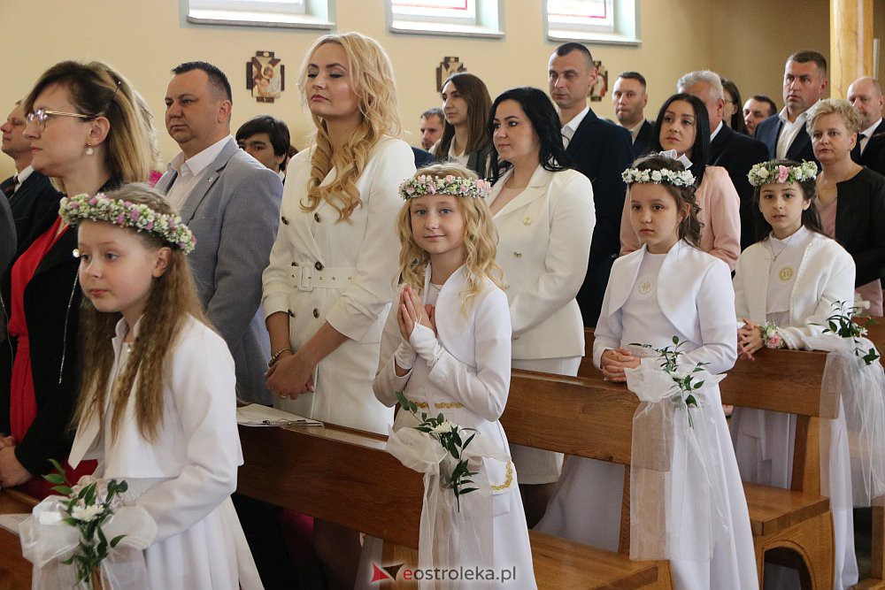 Pierwsza Komunia Święta w kościele pw. NMP Królowej Rodzin [29.05.2022] - zdjęcie #95 - eOstroleka.pl