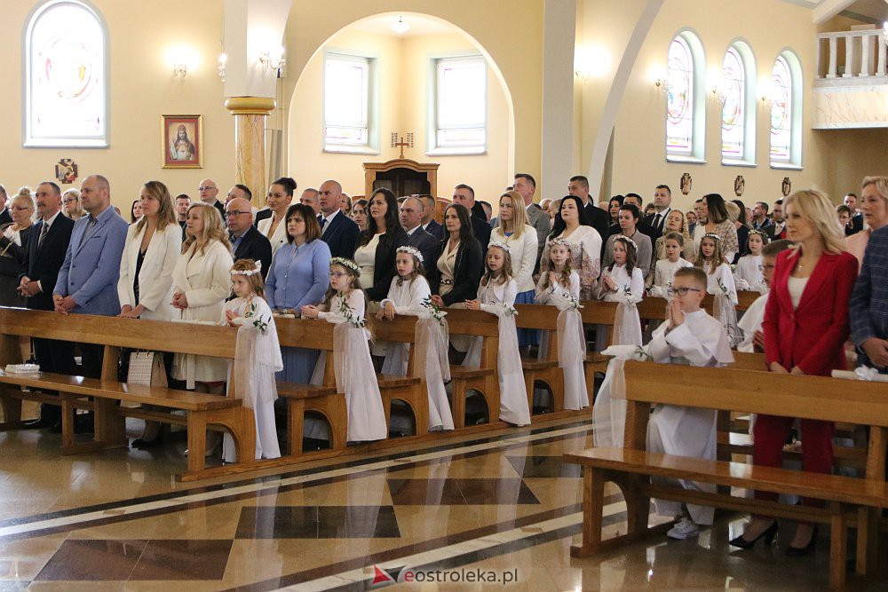 Pierwsza Komunia Święta w kościele pw. NMP Królowej Rodzin [29.05.2022] - zdjęcie #96 - eOstroleka.pl
