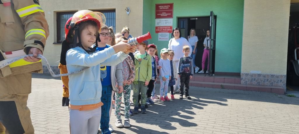 Przedszkolaki w wydziale Bezpieczeństwa i Zarządzania Kryzysowego - zdjęcie #16 - eOstroleka.pl
