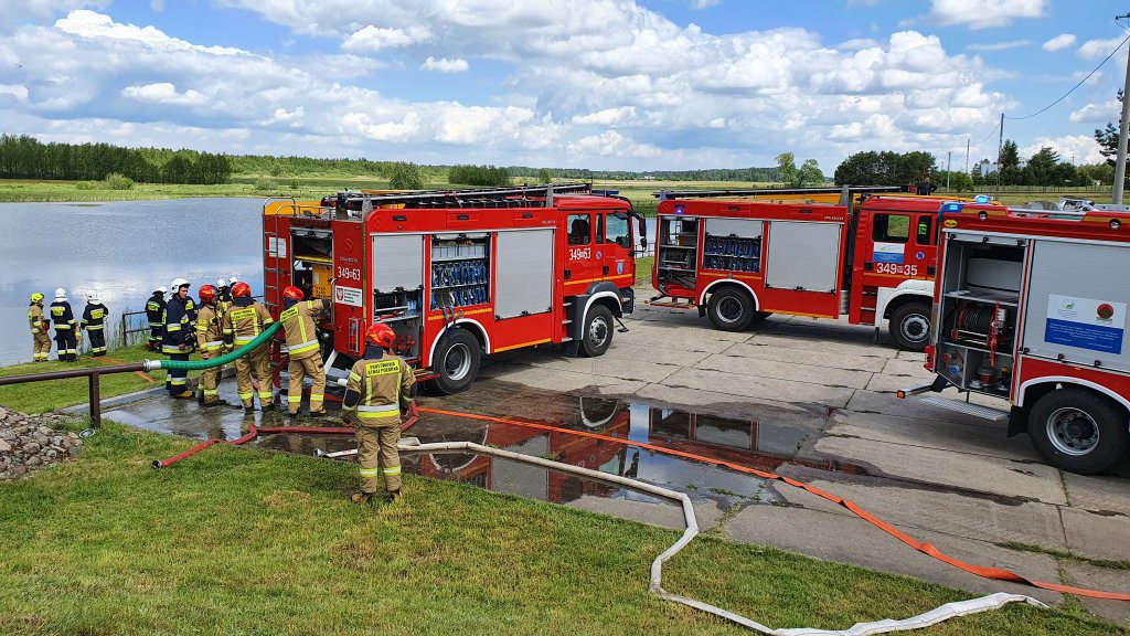 Przy tej akcji w Serafinie uczestniczyło około 70 strażaków z kilku jednostek  [01.06.2022] - zdjęcie #4 - eOstroleka.pl
