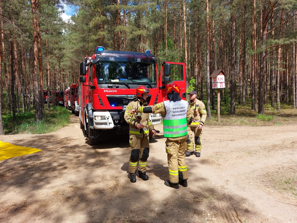 Przy tej akcji w Serafinie uczestniczyło około 70 strażaków z kilku jednostek  [01.06.2022] - zdjęcie #6 - eOstroleka.pl